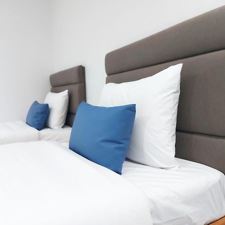 Airobedz Makati - A Value Hotel Манила Екстериор снимка