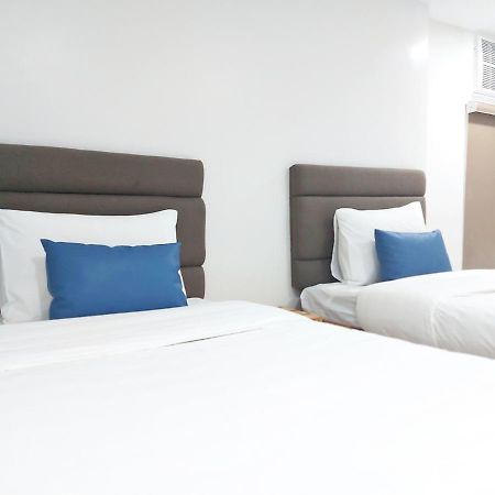 Airobedz Makati - A Value Hotel Манила Екстериор снимка