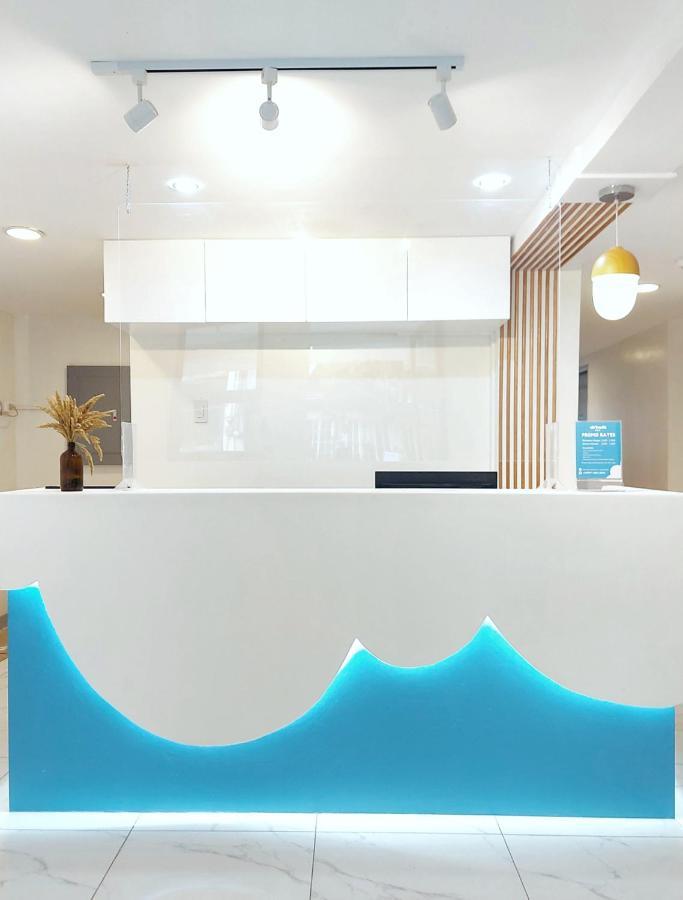 Airobedz Makati - A Value Hotel Манила Екстериор снимка
