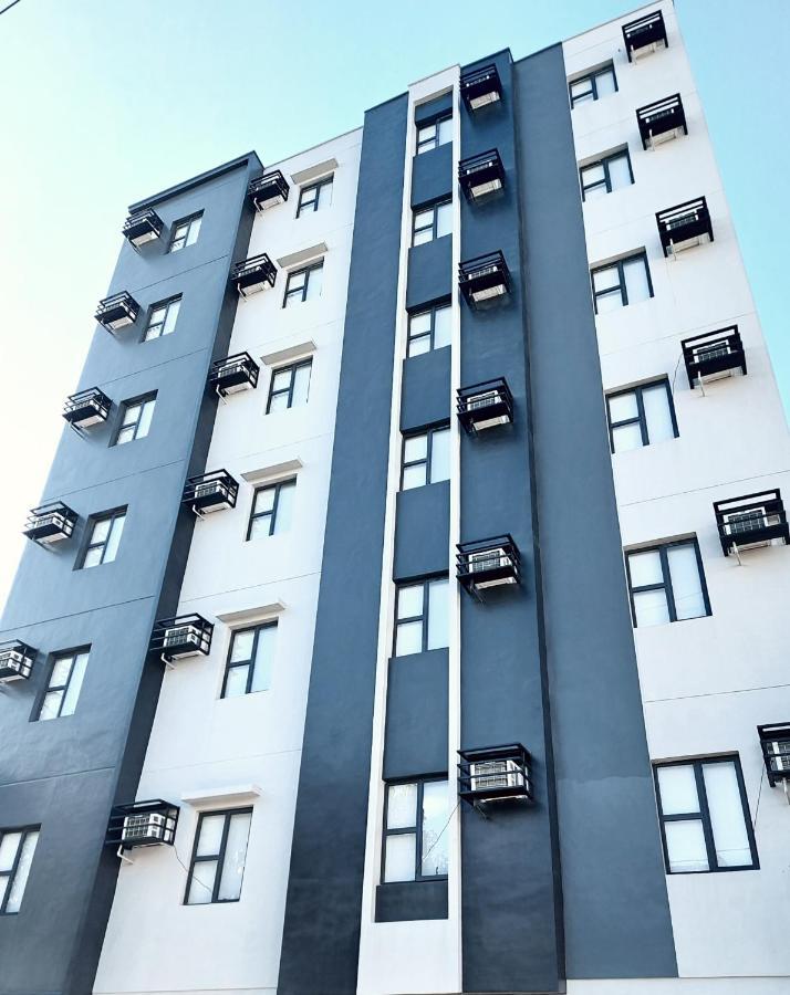 Airobedz Makati - A Value Hotel Манила Екстериор снимка