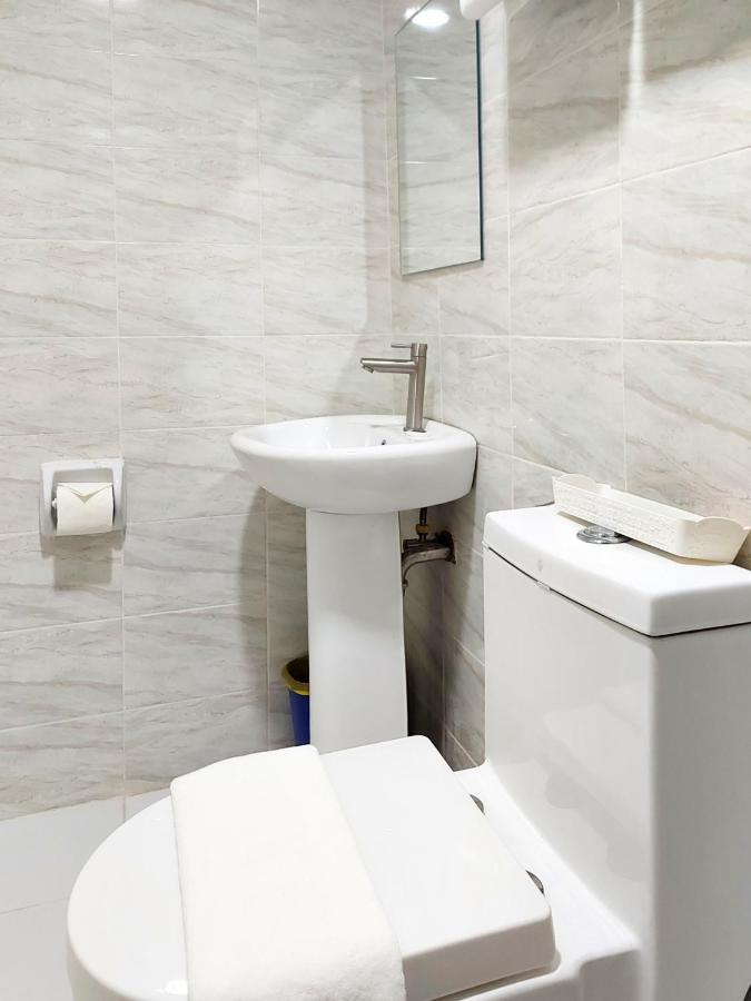 Airobedz Makati - A Value Hotel Манила Екстериор снимка