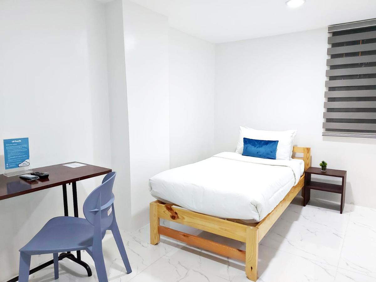 Airobedz Makati - A Value Hotel Манила Екстериор снимка