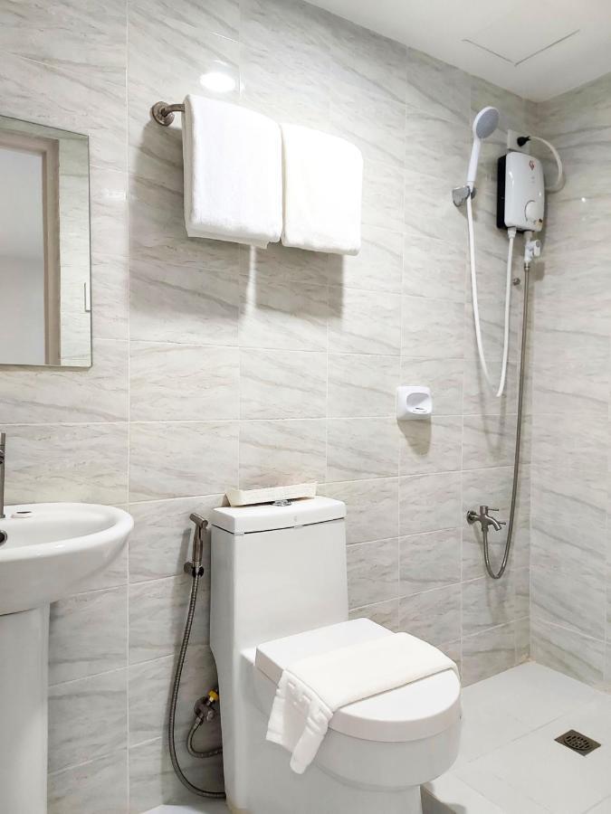 Airobedz Makati - A Value Hotel Манила Екстериор снимка
