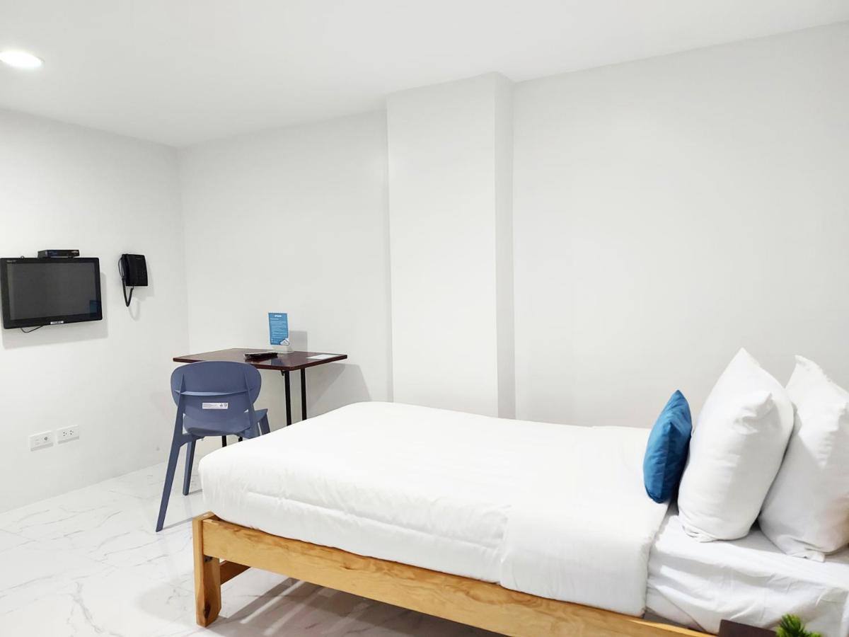 Airobedz Makati - A Value Hotel Манила Екстериор снимка