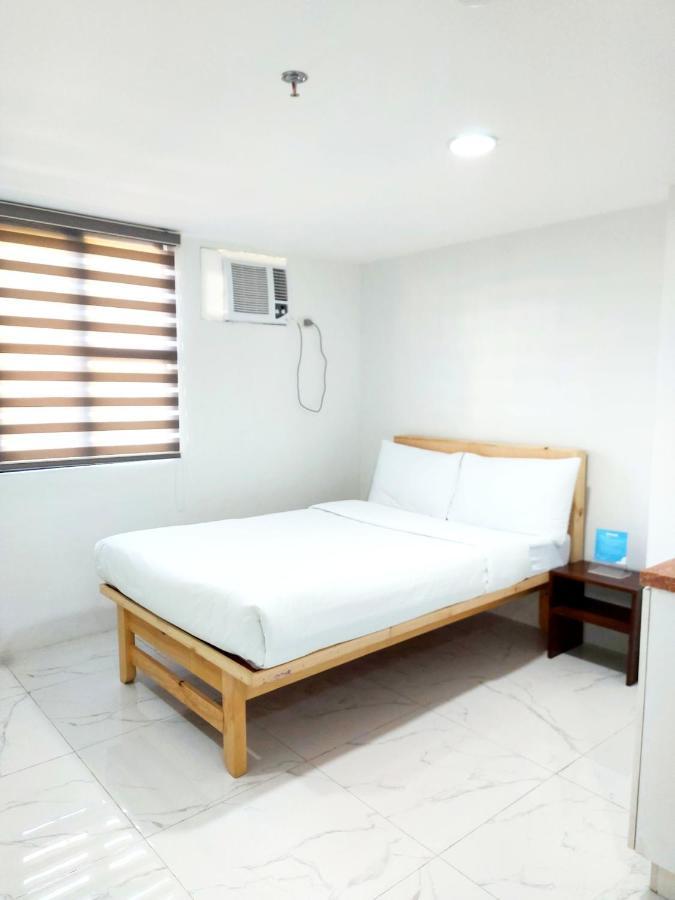 Airobedz Makati - A Value Hotel Манила Екстериор снимка