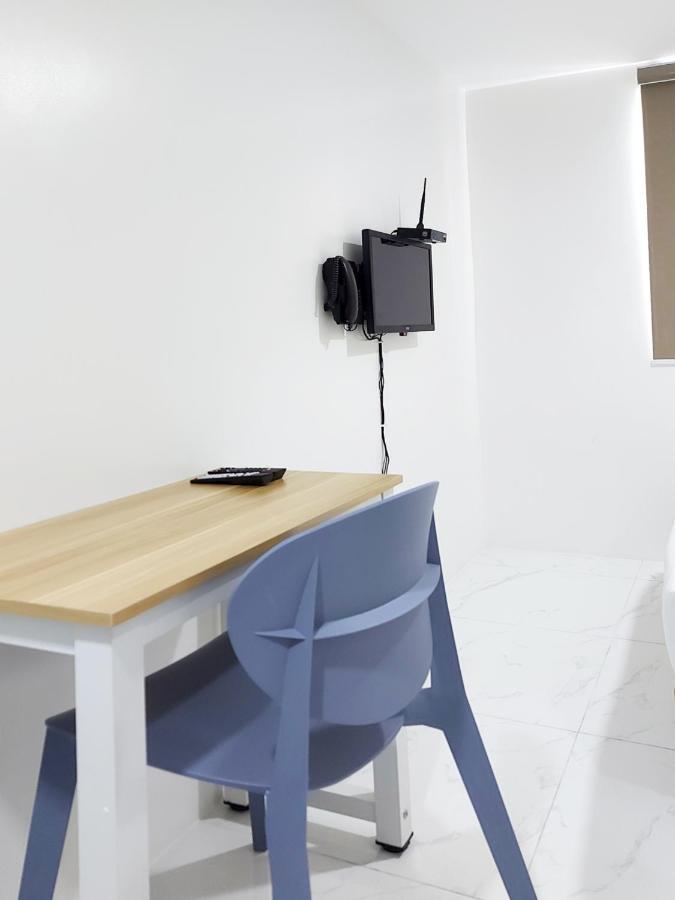 Airobedz Makati - A Value Hotel Манила Екстериор снимка