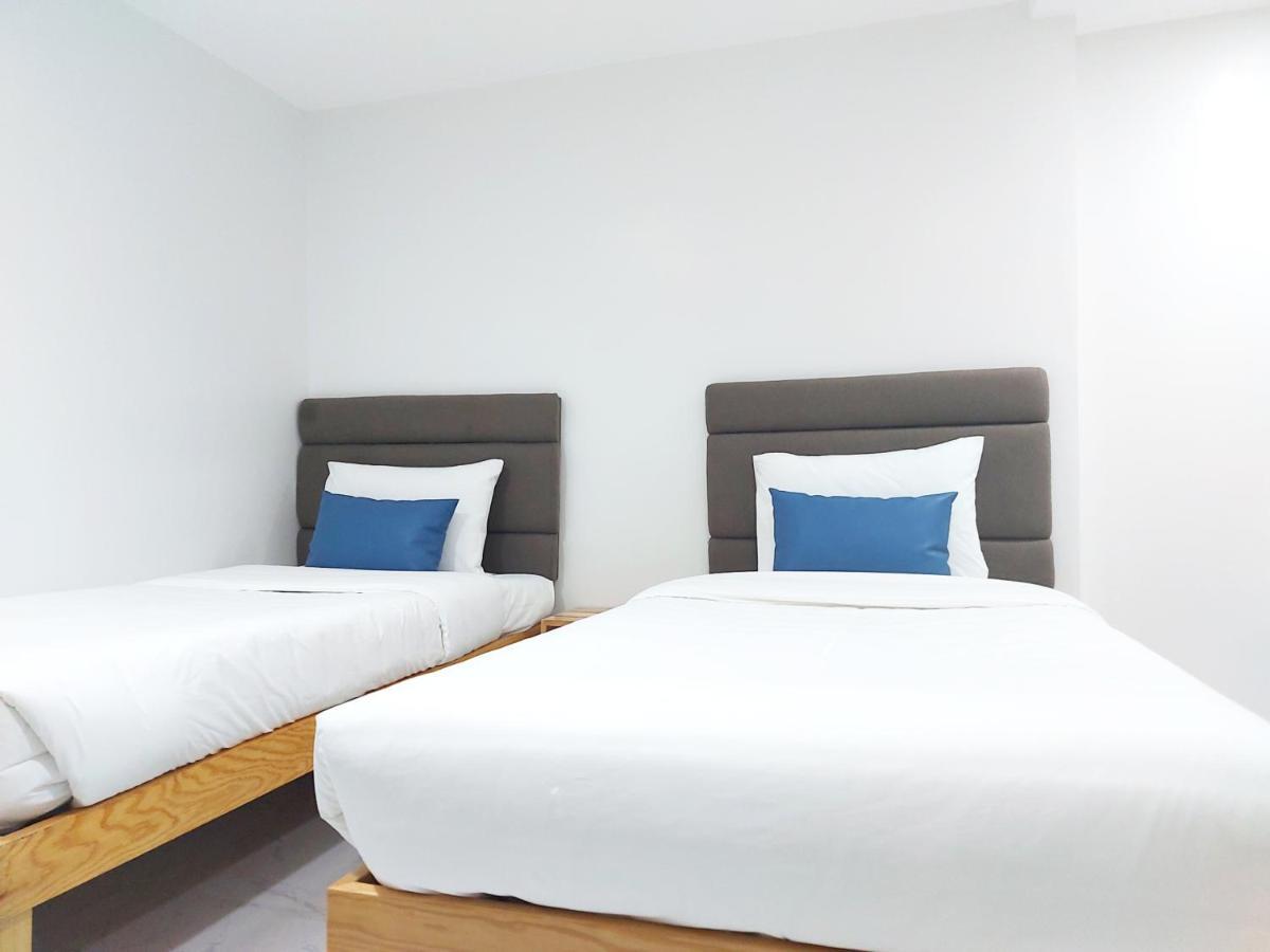 Airobedz Makati - A Value Hotel Манила Екстериор снимка